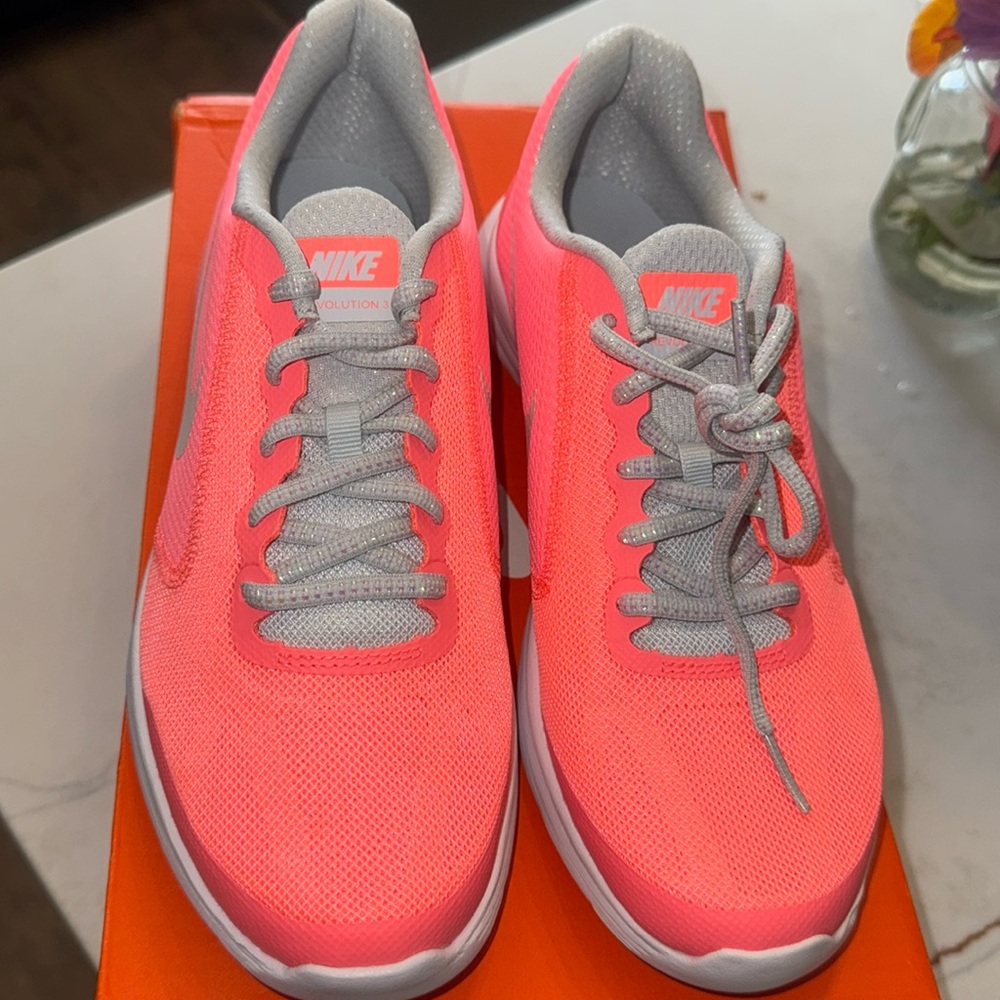 Nike Revolution 3 SE  6.5y New with tag pink